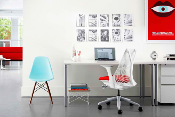 Meja kerja dengan kursi berbentuk unik dan berwarna cerah